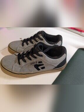 Etnies Grinder Boy’s Size 2 Dark Gray/Gum Skate Youth Shoe Very Lightly Used